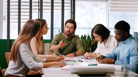 Young manager points finger at employees distributing tasks Vídeo Stock 246984007