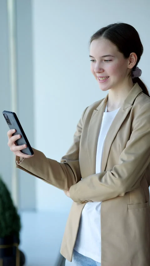 Young manager using smartphone for video call 库存影片 330110494