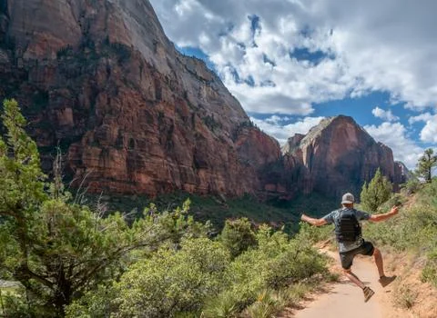 Young mans epic summit to Angels Landing trail - Zion National Park Foto stock