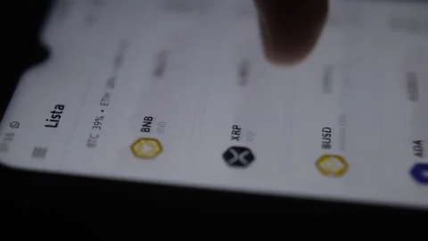 Young man's hand scrolling crypto currency money on his phone. blockchain crypto Vidéo 202251109