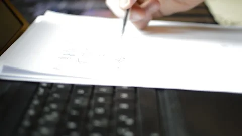 Young man's hand use pen for business on his office's table. pen and computer 스톡 동영상 172523786
