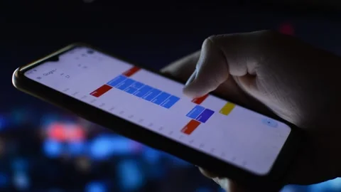 Young man's hand using google calendar app on his phone. phone calendar 库存影片 201655954
