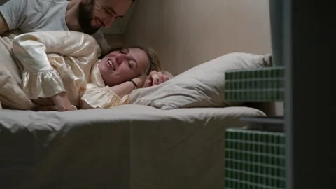 Young married couple lying in bed in the morning. Vidéo 329939826