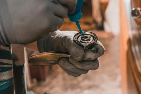 The young master skillfully and professionally installs a lock in the front d 스톡 사진