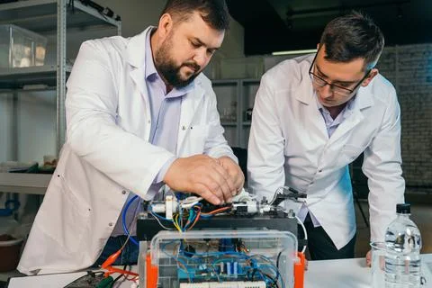 Young men are engaged in setting up a water purifier Stockfoto's