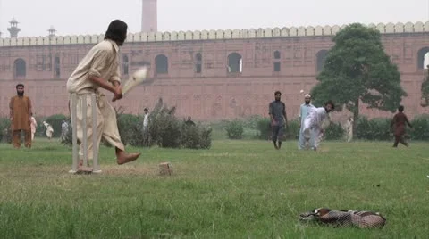 Young men are playing cricket in Lahore Stockbeeldmateriaal 22326364