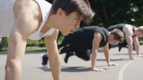 Young men doing cardio workouts on a basketball court outdoors, in slow motion Vidéo gratuite 91551664