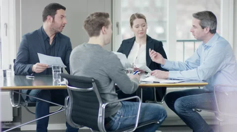 Young men have a job interview with three businesspeople at meetingroom Vidéo 66905899