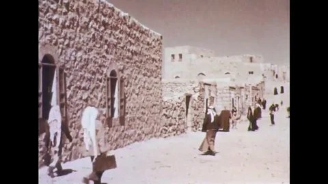 Young men return home after school in Jordan in the 1950s Vídeos de archivo 115942080