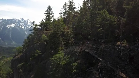 Young Men Riding Mountain Bikes Down A Dangerous Trail On The Edge Of A Cliff Video stock 78657395