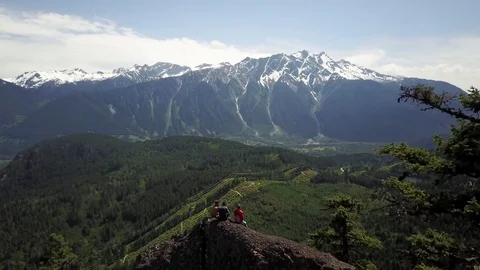 Young Men Taking In Mountain Views In Summer Stockbeeldmateriaal 78657312