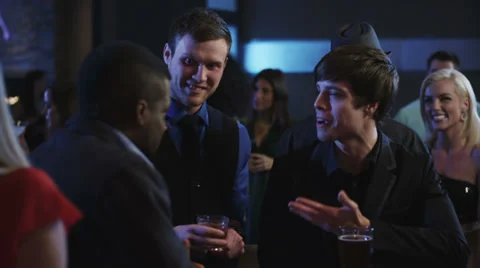 Young men talking at the bar having a drink then cheering Vidéo 34005411