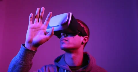 Young millennial man using virtual reality headset Video stock 145432399