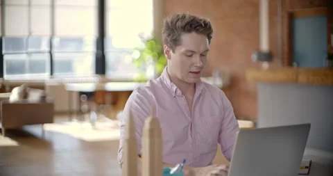 Young millennial types on computer in urban loft office space Vídeo Stock 167046975