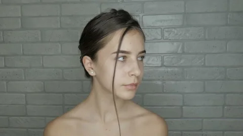Young model with natural beauty get ready to makeup Stock Footage 102042372