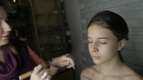 Young model with natural beauty get ready to makeup Stock Footage 102042668