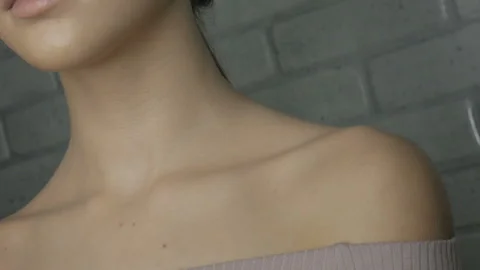 Young model with natural beauty get ready to makeup Stock Footage 102043455