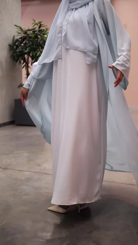 Young model playfully turns around showing fluttering Abaya Vidéo 330189455