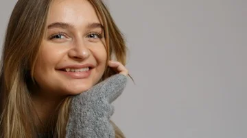 Young model posing Video stock 86111145