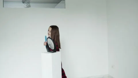 Young model uses her comb to sing Stock-Footage 157149043