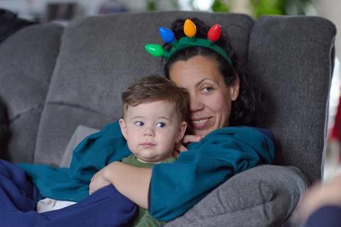 Young mom with her son on the couch Fotos Stock