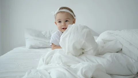 Young Mom Playing Hide And Seek With Her Cute Infant Baby On Bed Видео 124904831