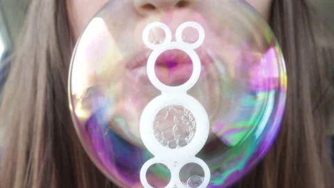 Young mother is having fun with soap bubbles. Vidéo 180079771