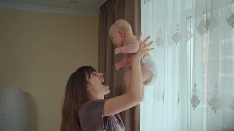 A young mother spends time with her cute daughter, the mother plays Vidéo 237029091