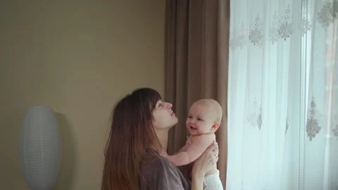 A young mother spends time with her cute daughter, the mother plays Vidéo 237029094
