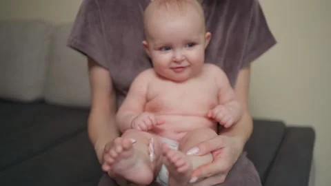 A young mother spends time with her baby, playing with her legs Vidéo 237029346