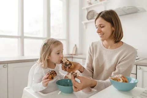 A young mother spends time with her little daughter at home. Foto stock