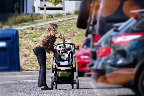 A young mother with a stroller Foto stock