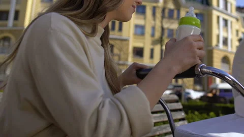 Young mother using infant formula instead breastfeeding, suffering mastitis Vidéo 111713416