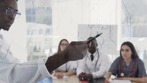 Young multiethnic interns listening lecture afro american doctor at medical Vidéo 105973501