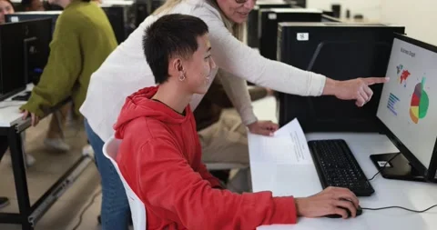 Young multiracial students using computer at school Vídeos de archivo 168623238