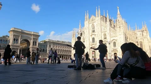 Young musicians playing rock in front of Milan Cathedral Vidéo 239357870