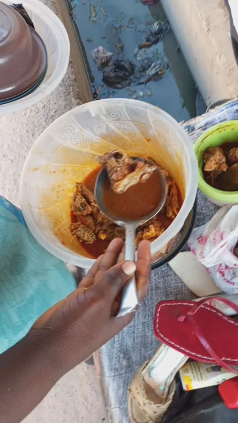 Young Nigerian Man Serving Customers Cooked Cow Leg by the Street Kano 2K 動画素材 320057685