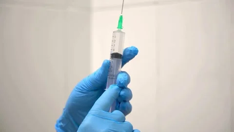Young nurse preparing injection with syringe in hospital Doctor hands in gloves Stock-Footage 336586880