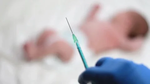 Young nurse preparing injection with syringe in hospital Doctor hands in gloves Stock-Footage 336587083