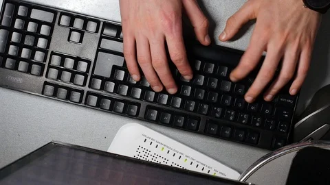 Young Office Worker Typing Stockbeeldmateriaal 86763774