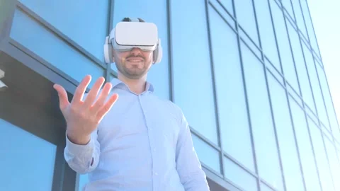 Young office worker uses virtual reality glasses Stock-Footage 252907927