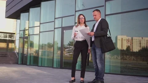 Young office workers discuss a project in the city center 스톡 동영상 141078902