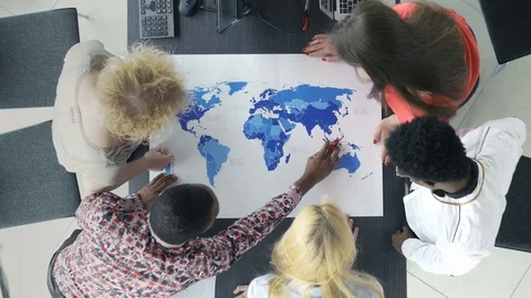 Young office workers discussing the business possibilities worldwide Stockbeeldmateriaal 73849985
