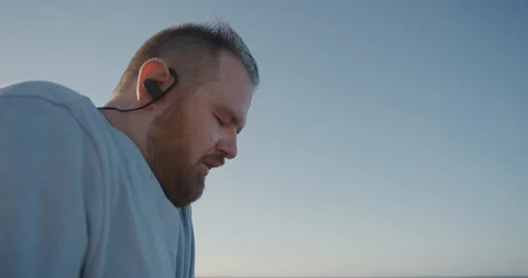 Young overweight runner man resting exhausted after intense running exercise 库存影片 92719062