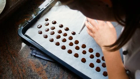 Young pastry makes chocolate bars with a pastry bag, ideal for representing the Video stock 102768659