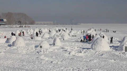 Young people builds snow Igloo with snow blocks. Winter vacation. Vídeo Stock 124858216