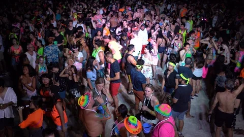 Young people from different countries dancing on the beach under the moon Vídeos de archivo 106812380