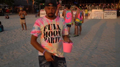 Young people from different countries meet the sunrise on Haad Rin beach 스톡 동영상 106969653