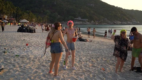 Young people from different countries meet the sunrise on Haad Rin beach Stock Footage 106970547