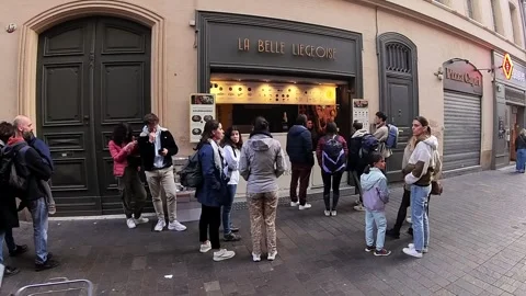 Young people eagerly wait outside La Belle Liégeoise Belgian waffle shop Vídeo Stock 303252954